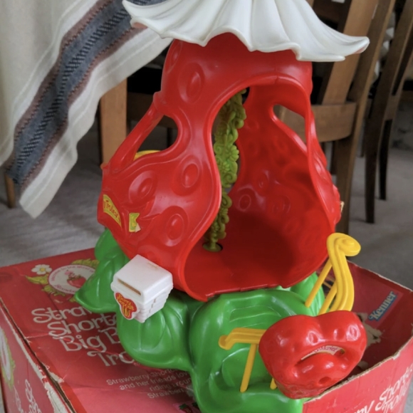 Strawberry Shortcake Big Berry Trolley & Dolls - Picture 3 of 6